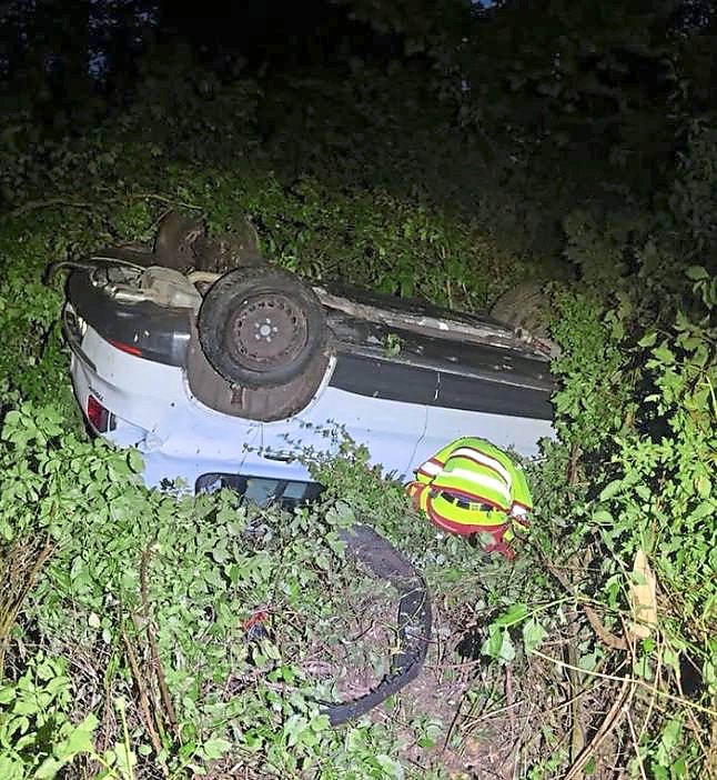 Nach dem Unfall an der A 44 ermittelt die Polizei wegen Flucht und wegen des Verdachts der Trunkenheit im Straßenverkehr. Foto: Feuerwehr Anröchte
