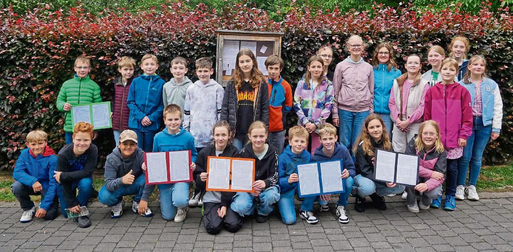 Mit zehn Märchen, geschrieben von den Schülerinnen und Schülern der Klasse 5c des Friedrich-Spee-Gymnasiums, sind seit dieser Woche die Schaukästen des Poesiepfads an der Stadtmauer bestückt. Foto: Bsdurek