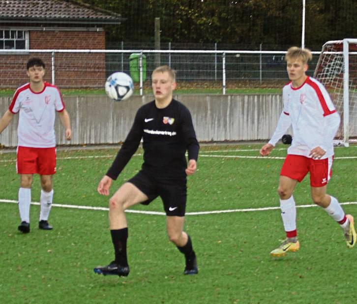 Das Team von Erwitte 2000 (in Rot-Weiß) setzte sich im Derby am Anröchter Südring mit 4:0 durch. Allerdings war das Ergebnis deutlicher als der Spielverlauf. Foto: Hans Dannhausen