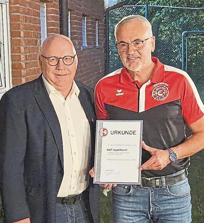 Hohe Auszeichnung für den Fußball-Vorsitzenden von Germania Esbeck, Ralf Appelbaum: Kreisvorsitzender Jürgen Niggemeier (l.) überreichte ihm das FLVW-Verdienstabzeichen in Silber.