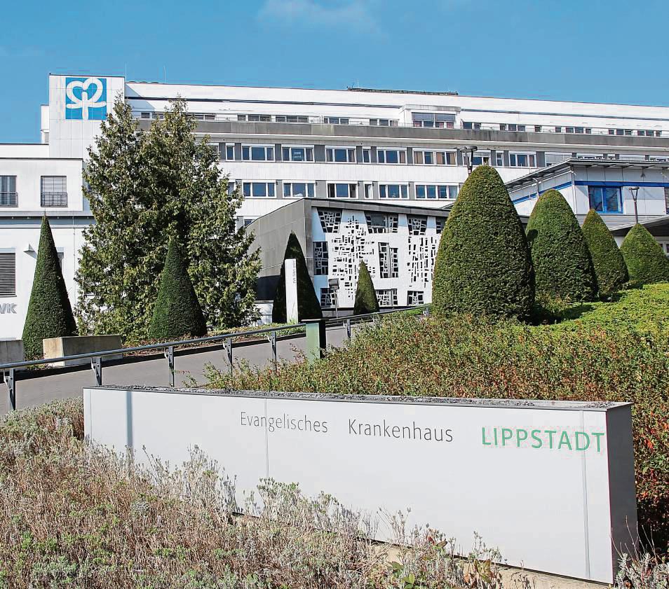 Die großen Leuchtschilder mit der Aufschrift „EVK Lippstadt“ wurden jetzt vorm Hauptgebäude des Klinikums Lippstadt an der Wiedenbrücker Straße entfernt. Foto: Puls