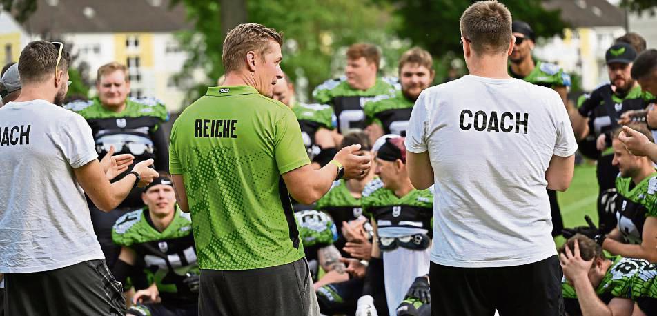 Die richtigen Worte fanden Headcoach Philipp Reiche und seine Trainerkollegen in der Halbzeit. So kehrten die Eagles hellwach auf das Spielfeld zurück und setzen den Favoriten Siegen gleich unter Druck. Die Niederlage konnte man aber nicht verhindern.