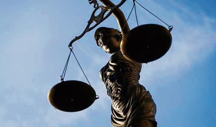 Wie entscheidet Justitia? Das Urteil im Prozess um die Kirmes-Kloppe soll am 11. Dezember fallen. Foto: David Ebener/dpa