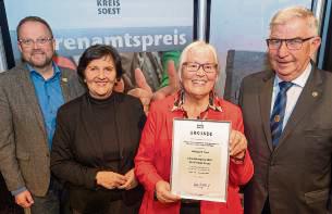 Da ist die Freude groß, v.l.: Anröchtes Bürgermeister Alfred Schmidt, Landrätin Eva Irrgang, Hildegard Thiel, Hans-Peter Angenendt (Rotary Club Erwitte Hellweg).