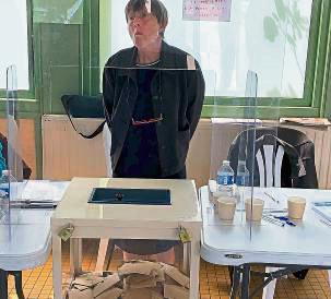 Ratsfrau Brigitte Baldeyrou hinter der Wahlurne. Foto: Jean Baldeyrou