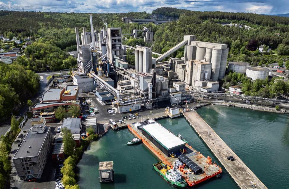Heidelberg Materials hat gerade in Norwegen die weltweit erste Anlage zur CO2-Abscheidung und -Speicherung in der Zementindustrie eingeweiht. Foto: Heidelberg Materials