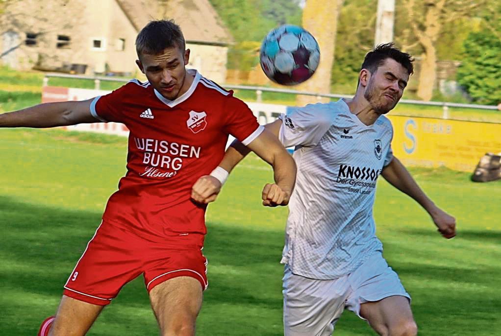 Weiter auf Kurs ist die Mannschaft von RW Horn (in Rot), die beim VfL Hörste-Garfeln II nichts anbrennen ließ und sich am Ende deutlich mit 4:0 durchsetzte. Foto: Feichtinger