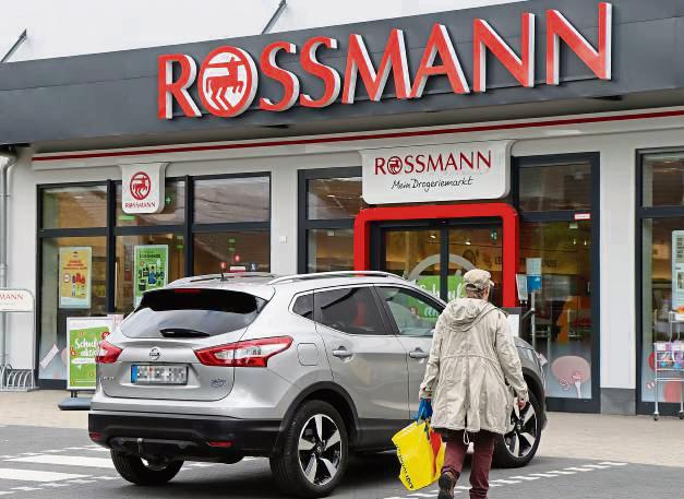 Der Drogeriemarkt wurde überfallen: Die Diebe hatten Kosmetikartikel im Wert von 800 Euro eingepackt. Foto: Dietz