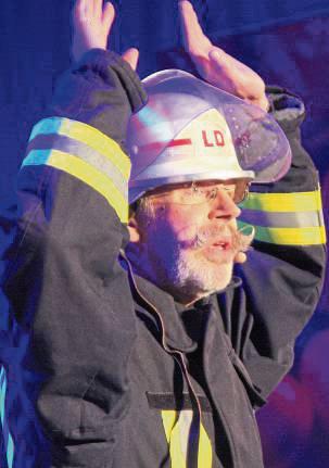 Feuerwehrmann Berthold Bange sorgt für Lacher.