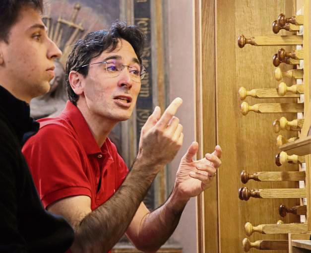 Beim Workshop ließ Vincent Dubois (angehende) Kirchenmusiker an seiner Expertise teilhaben.