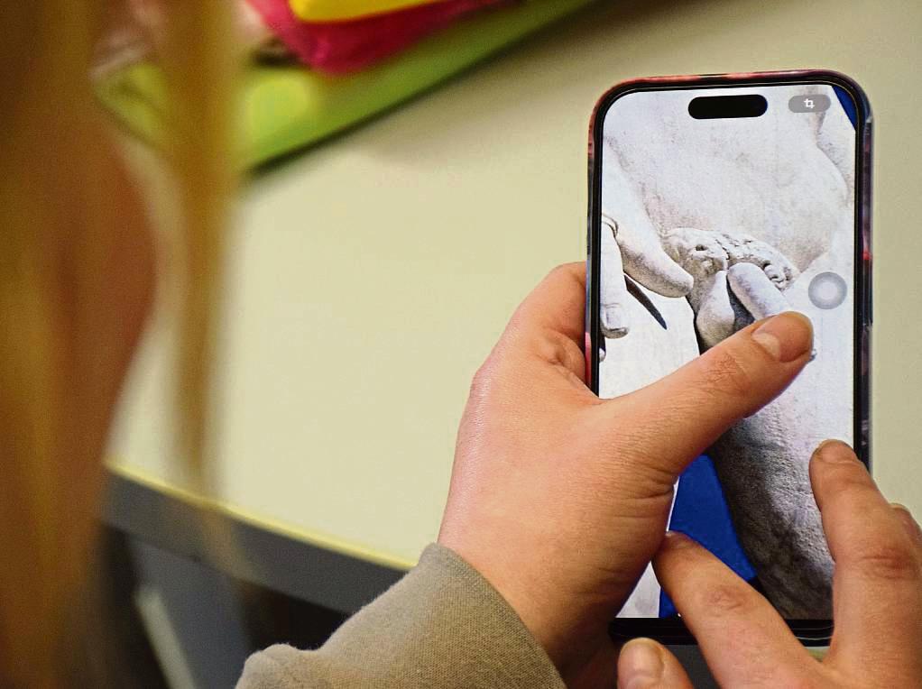 Eine Studie ergab, dass 70 Prozent der Mädchen und Frauen zwischen 15 und 24 schon einmal ein Penis-Foto zugeschickt bekommen haben – anders als auf unserem Symbolfoto allerdings nicht von einer römischen Statue, sondern von echten Genitalien. Symbolfoto: Kossack