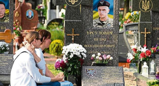 Um ukrainische Soldaten zu unterstützen, organisieren Tatjana Stallmeister und Inna Byshovets einen Aktionstag im katholischen Pfarrheim in Cappel. Fotos: Tuschen/ Cegelski