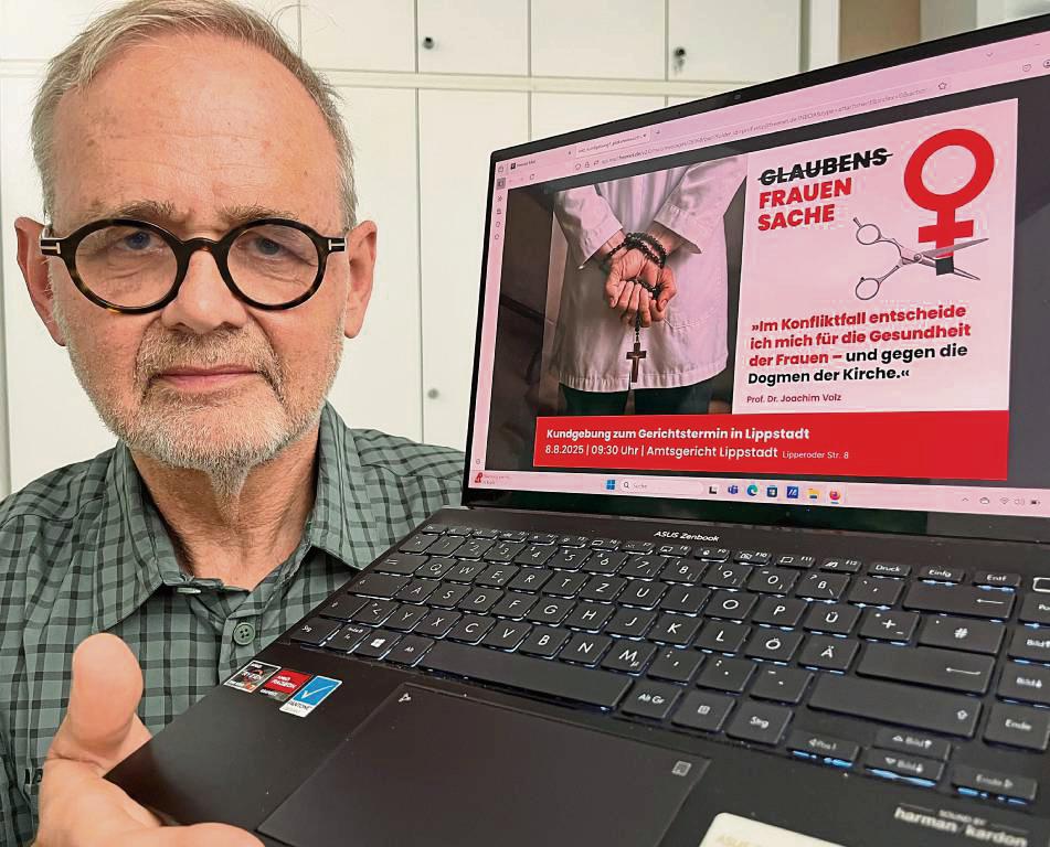 „Abtreibung ist Frauensache, nicht Glaubenssache“, findet Chefarzt Prof. Joachim Volz. Mit diesem Plakat ruft er am 8. August im Vorfeld des Prozesses am Lippstädter Amtsgericht zu einer Kundgebung auf. Foto: Friedrich