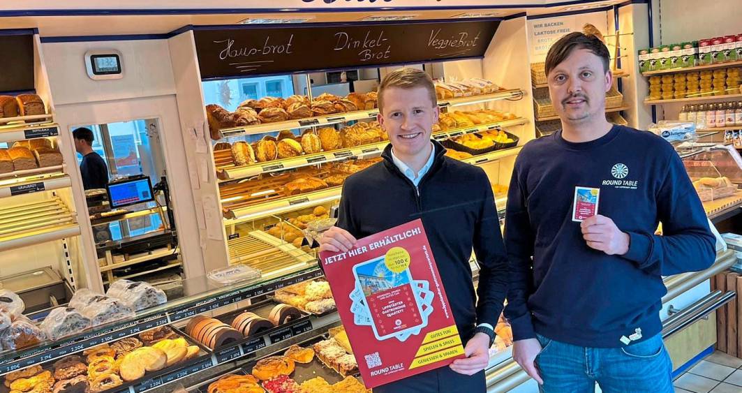 Spielend Gutes tun: Frederic Seiger (r., RT 133 Lippstadt Soest) und Michael Bals stellen die Neuauflage des Lippstädter Gastronomie-Quartetts vor.