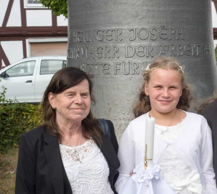 Chayenne und ihre Oma. Foto: Röschel