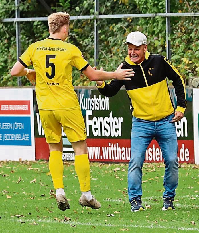 Jubel mit dem Trainer: Der beste Mann auf dem Platz, David Wallmeier, lief nach seinem Tor zum 2:1 über den halben Platz, um sich von Billie Mennie beglückwünschen zu lassen.