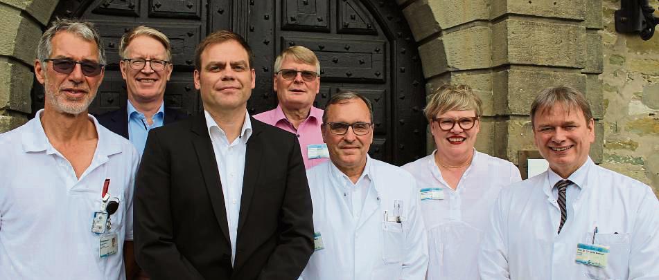 Sie stellen den neuen Chefarzt Prof. Christian-Dominik Peterlein (3.v.l.) vor (v.l.): Dr. Dirk Elich, Prof. Volker de Vry, Michael Lipsmeier, Prof. Thomas Heß, Manuela Düssel und Prof. Christian Hampel. Foto: Mintert