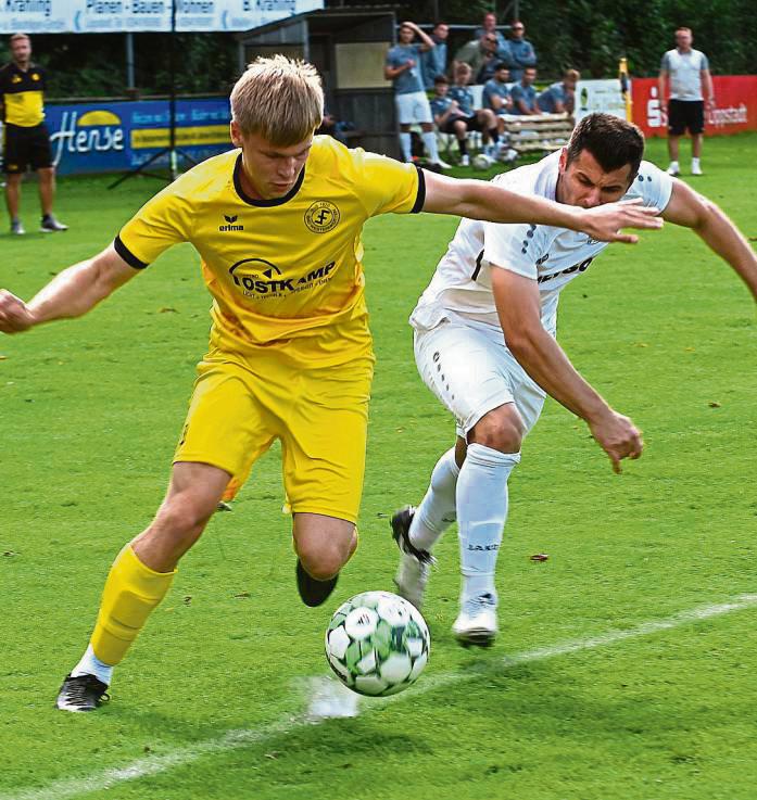 Zurück in der Startelf: David Wallmeier (l.) und Co. unterlagen den Gästen aus Drolshagen mit 1:3. Foto: Tuschen