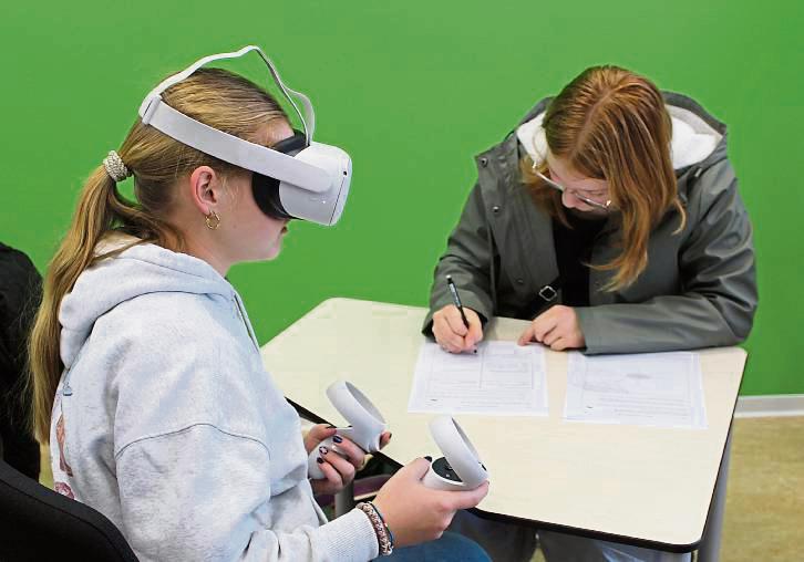 Amsterdam erkunden, während die Schüler physisch im Klassenzimmer sitzen, wird mit VR-Brillen möglich. Foto: Soraya Dietz