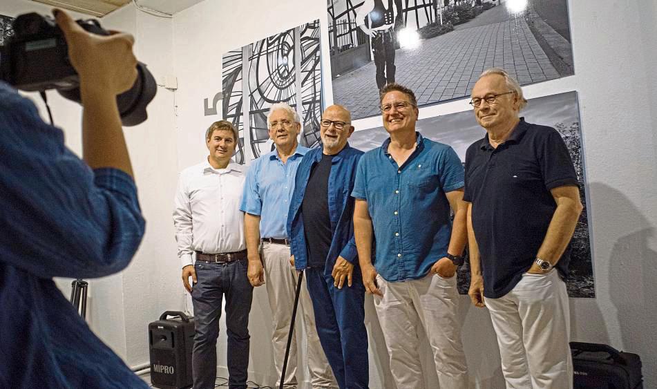 Foto vor den Fotos: Bürgermeister Remco van der Velden (v.l.) , Josef Hanebrink (Vorsitzender Heimatverein) die beiden Fotografen Theo Gröne und Stephan Redeker sowie der ehemalige WDR-Journalist Dr. Leo Flamm. Foto: Rensinghoff