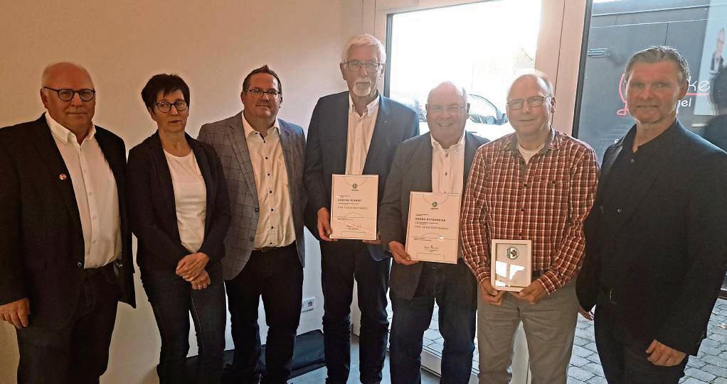 Auch Ehrungen und Verabschiedungen gehörten zum Kreistag dazu (v.l.): Kreisvorsitzender Jürgen Niggemeyer, Annett Jokiel-Straupe, Marco Meik, Günter Schmidt (erhielt die DFB-Verdienstnadel), Georg Petermeier (erhielt ebenfalls die DFB-Verdienstnadel), Rüdiger Fruh (erhielt das Verbandsehrenabzeichen in Gold) und Andree Kruphölter (FLVW-Vizepräsident Amateurfußball und Ehrengast beim Kreistag in Horn).