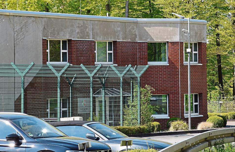 Nie zuvor war das Abschiebe-Gefängnis in Büren so ausgelastet wie aktuell. Der erhöhte Personalbedarf soll nun mit Pensionären aufgefangen werden. Foto: Kossack