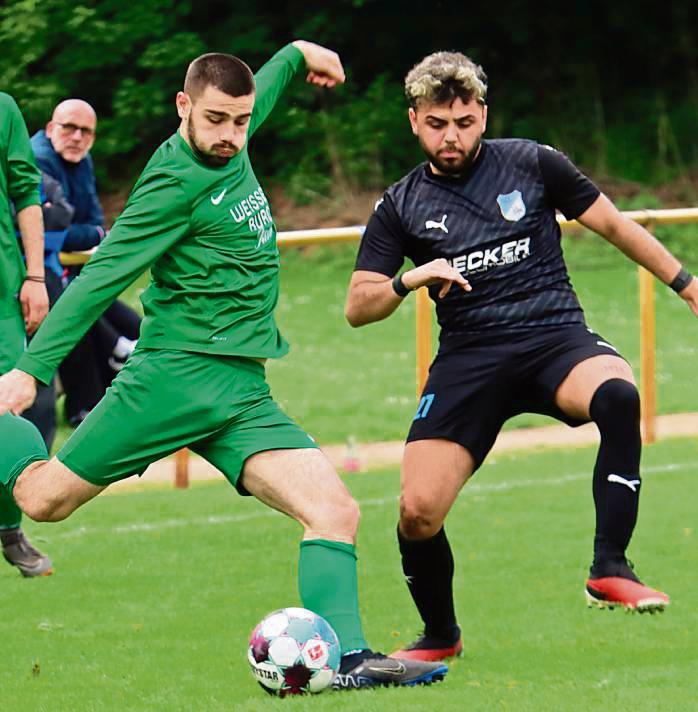 Der SC Lippstadt (in Schwarz) besiegte den SuS Cappel II mit 3:0 und steht kurz vor der Meisterschaft. Foto: Feichtinger