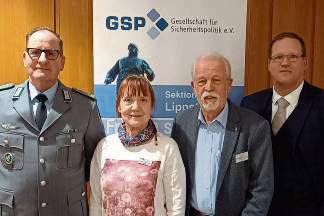 Unser Bild zeigt (v.l.) Oberstleutnant Heiko Hartmut Perlitz, Geschäftsführerin Mariella Bousabarah, Dieter Brand und Sektionsleiter Dr. Olav Freund.