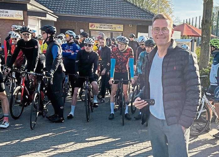 Pünktlich schickte Bürgermeister Andreas Sunder die Radsportfreunde bei der Radtouristikfahrt des RSC Mastholte auf die verschiedenen Strecken.