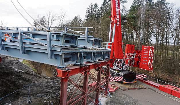Schwergewicht für schweres Gewicht: Von der Mastholter Straße aus hievt der Kran die tonnenschweren Teile der Behelfsbrücke in Position. Fotos: Cegelski