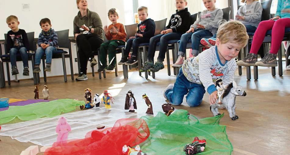 In der Kinderkirche erleben die Kleinsten den Gottesdienst spielerisch. Archivfoto: Reinke
