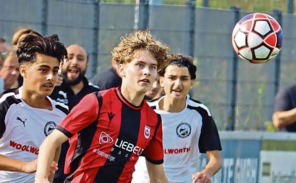 Den Aufsteiger Brünninghausen besiegten die B-Junioren des SV Lippstadt (in Schwarz-Rot) mit 2:1. Nun steht das Derby bei der U16 des SC Paderborn auf dem Spielplan. Foto: Feichtinger