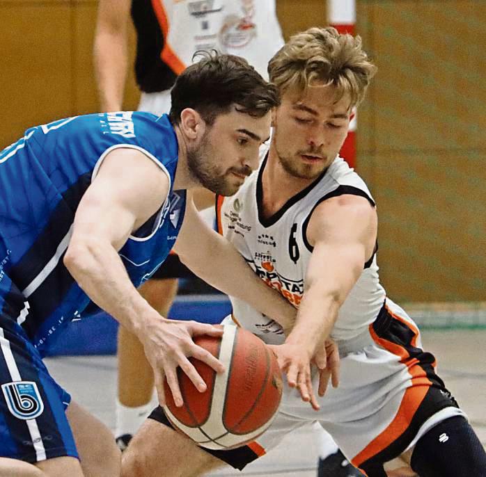 Die Basketballer des LTV Lippstadt (in Weiß) gewannen ihr letztes Heimspiel am Ende souverän. Foto: Feichtinger