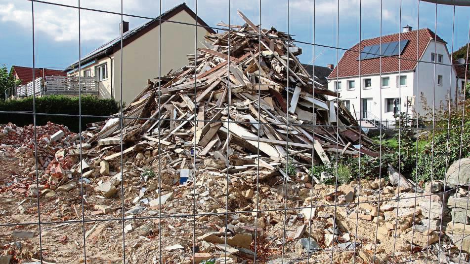 Aktuell darf es keine Veränderungen an dem widerrechtlich abgerissenen denkmalgeschützten Bau gegenüber der Gaststätte Röper-Bolte geben. Foto: Dagmar Meschede