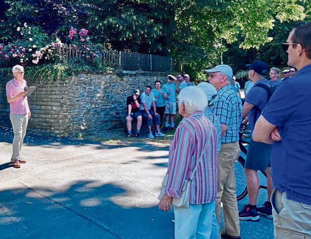 Mehr als 100 Bürger erkundeten Schmerlecke auf Wegen, die auch mitten durchs Grün gehen. Foto: Bußmann