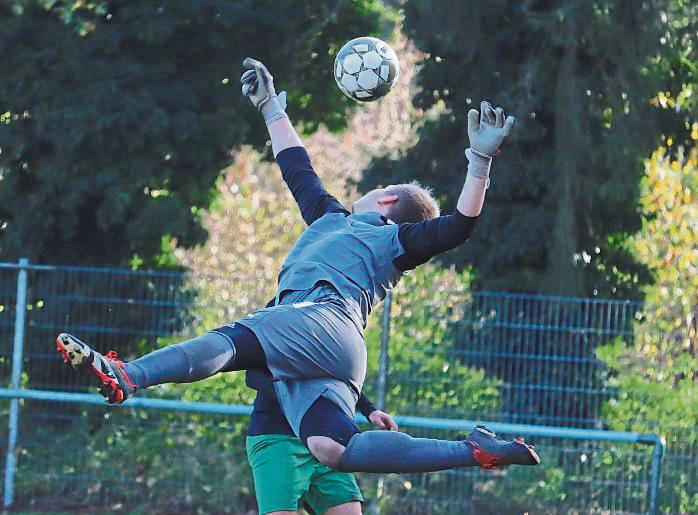 Wohin führt der Weg des SuS Cappel II? Keeper Wöstheinrich gibt im Abstiegskampf jedenfalls alles. Foto: Feichtinger