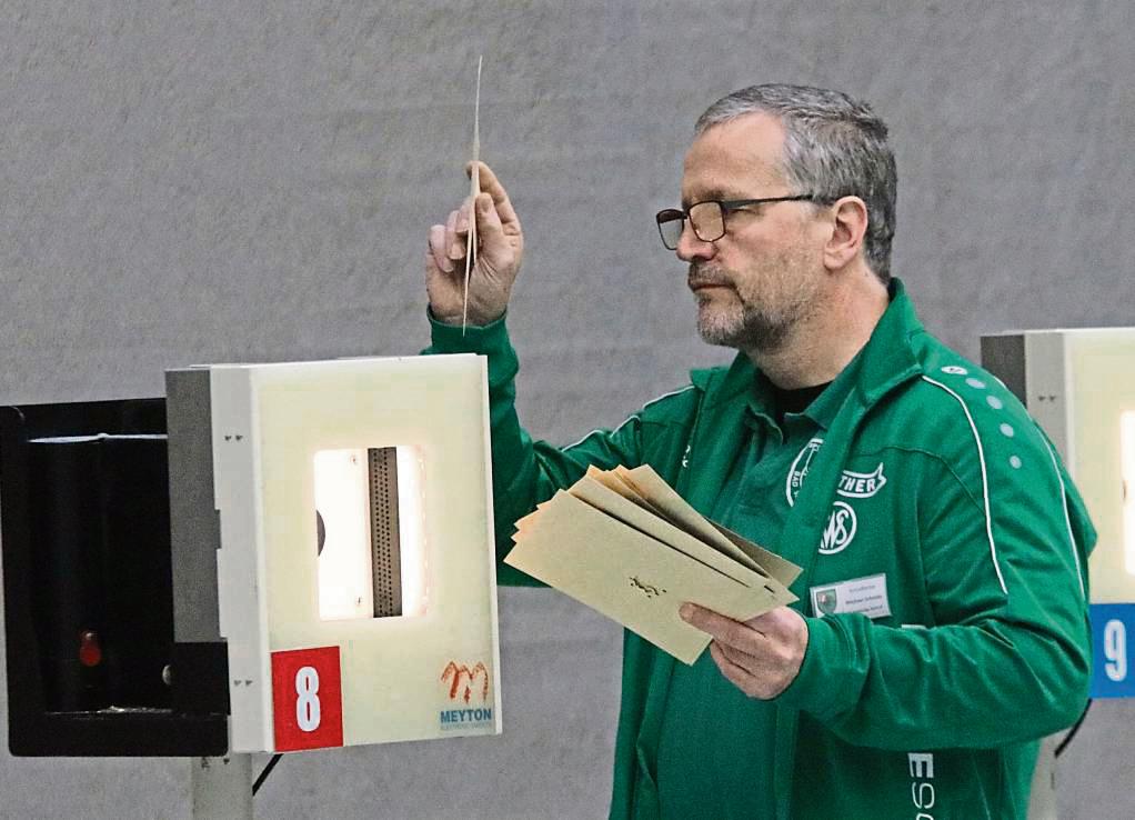 Muss Michael Schmitz, Mannschaftsführer des SSV Bad Westernkotten, die Zielscheiben bald in der 2. Liga einstecken? Soll der Abstieg aus der 1. Liga noch verhindert werden, hilft den Luftpistolenschützen vom Schottenteich jetzt in Berlin nur ein Sieg weiter. Foto: Wiegand