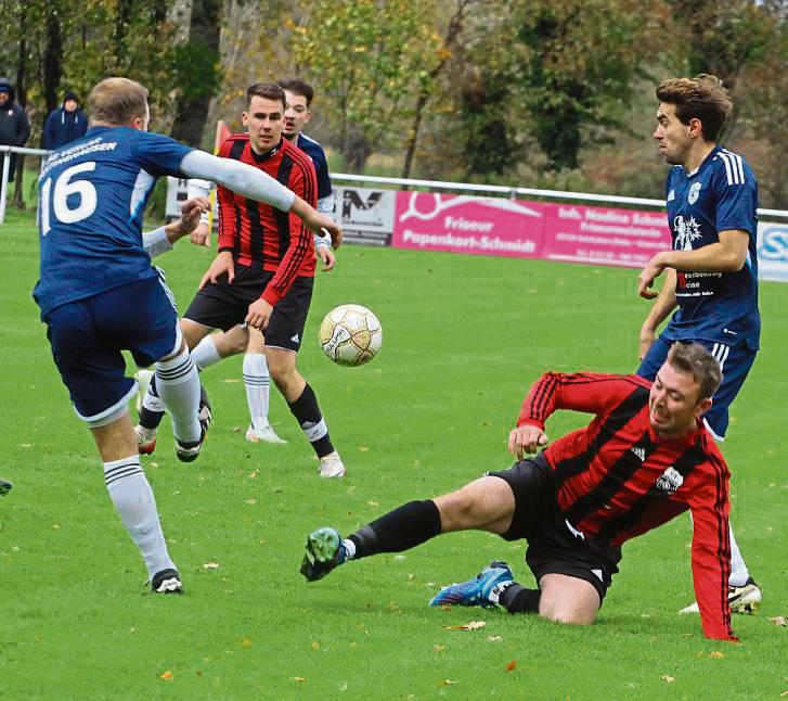 Die SG Verlar/Mantinghausen (in Blau) muss punkten, soll es in der Tabelle nicht noch weiter nach unten gehen. Die Timmer-Elf erwartet am Sonntag den SV Sande. Foto: Hartmut Brand
