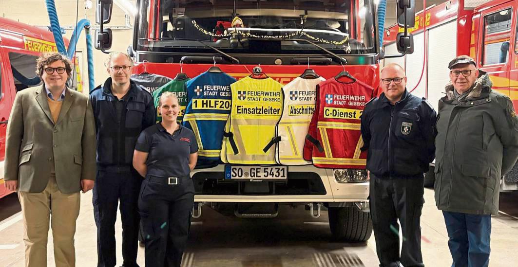 Freuen sich über die Spende (v.l.): Lennart Rixen (Förderverein), Matthias Mattenklotz (Stellvertretender Leiter Feuerwehr), Irena Oesterwalbesloh (Kleiderkammer), Daniel Oesterwalbesloh (Einheitsführer Geseke) und Bernhard Haneke (Förderverein).