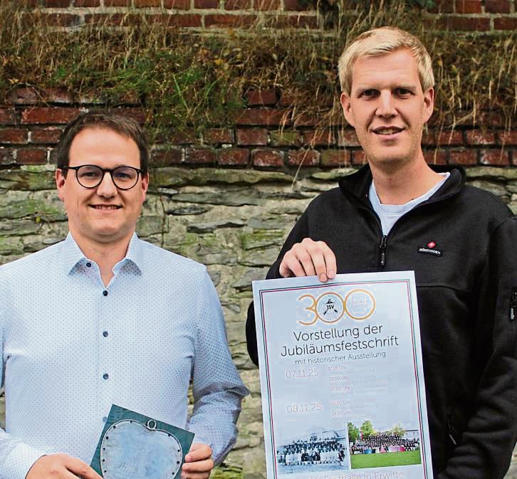 Karsten Kremer (l.) und Kai Günther laden im Namen des JSV Erwitte zur Vorstellung der Festschrift zum 300-jährigen Jubiläum ein. Foto: Pia Mintert