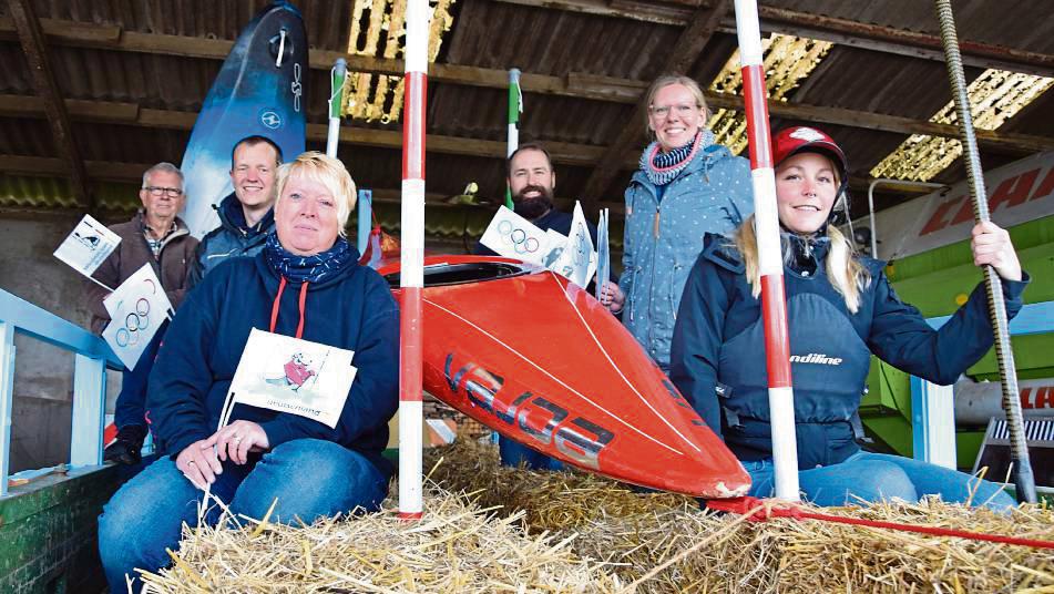 Sind vorbereitet auf den Umzug: Die Eltern, Wagenbauer und Kita-Mitarbeiter um Leiterin Anika Wehrenberg (vorne links). Fotos: Kossack