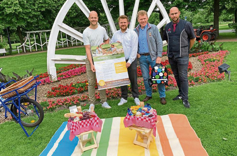 Auf das Picknick freuen sich (v.l.) Christoph Hermes und Lars Nolte von der KWL, Uwe Albert (Kultur und Weiterbildung Lippstadt) und Björn Wegg (Rewe Buschkühle) Foto: Frenz