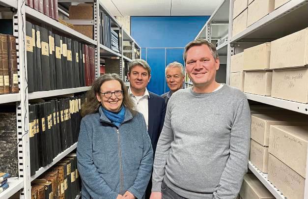 Bürgermeister Remco van der Velden und Fachbereichsleiter Matthias Knoke freuen sich, dass Ralf Schumacher die Nachfolge von Stadtarchivarin Evelyn Richter angetreten hat.