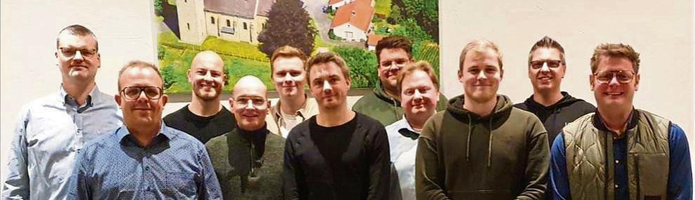 Die Rixbecker Schützen, v.l.: Albert Jürgensmeier (stellvertr. Oberst), Sven Schröder (amtierender König), Christoph Hermes (Fahnenkommandeur), Lars Walter (Kassenprüfer), Jonas Brede (2. Fahne), Jens Jungemann (Beisitzer), Sören Vossebürger (Platzmajor), Michael Schnier (Schriftführer), Daniel Fockers (stellvertr. Platzmajor), Martin Ahrens (Kompanieführer 2. Kompanie) und Nicolai Schindler (Oberst).
