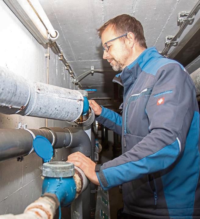 Das Ablesen der alten Wasseruhr ist nur mit einer Leiter möglich. Energiemanager Thomas Borgschulte demonstriert in den Katakomben des Waldfreibads, wie die Transformation der analogen in die digitale Welt erfolgen kann. Foto: Bernd Eickhoff