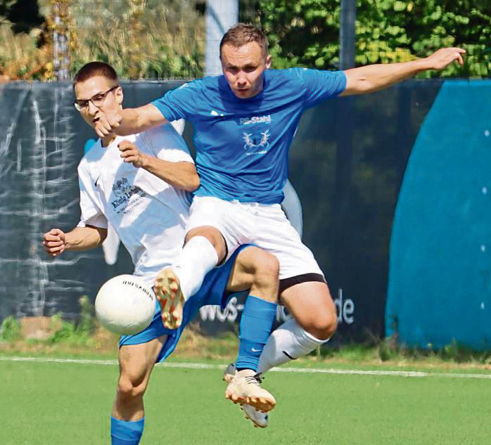 Die Kicker von BW Eickelborn (in Blau) peilen gegen Germania Stirpe den dritten Sieg in Folge an. Foto: Feichtinger