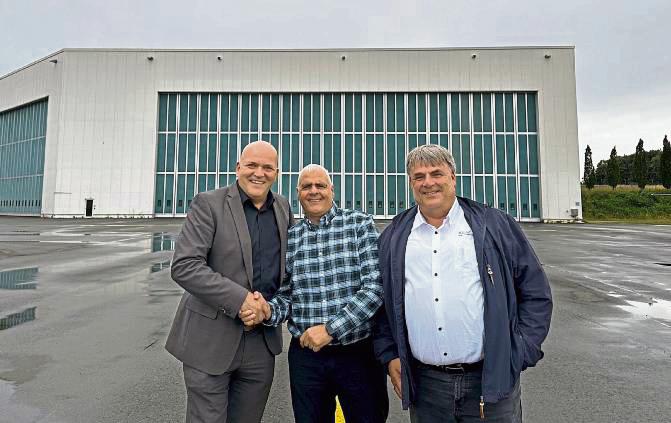 Nachhaltige Vermietung der großen Werfthalle (v.l.): Roland Hüser (Flughafen-Geschäftsführer), Joe Yakub (Head of Operations Altitude Paint Services) und Andreas Ossenkopf (General Manager Altitude Paint Services).