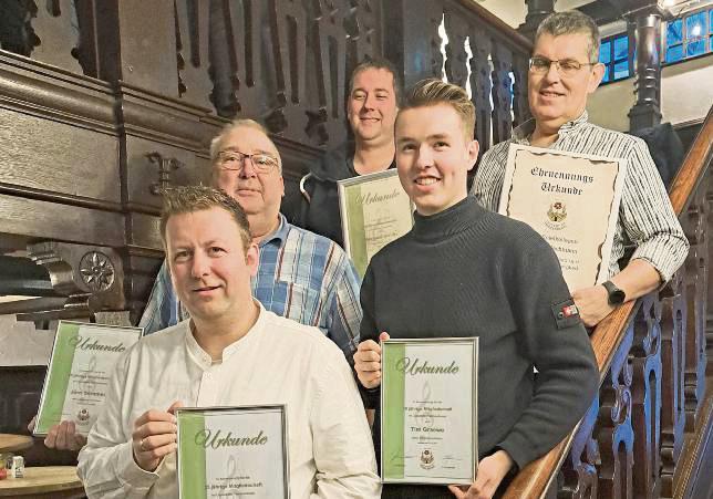 Für zehn Jahre Mitgliedschaft wurde Tim Gräwe ausgezeichnet. 25 Jahre wirken Benjamin Genschur und Fabian Jochheim musikalisch mit. 40 Jahre im Lippstädter Tambourkorps sind Jörn Sommer und Thorsten Strätgen aktiv.