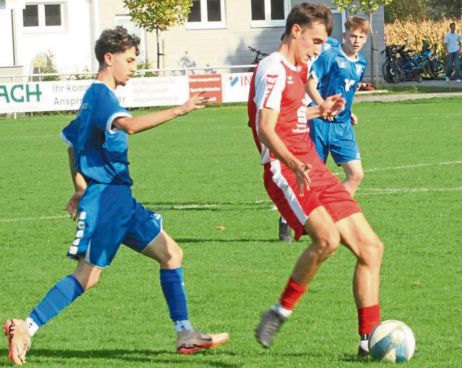 A-Junioren-Kreisligist SV Bad Waldliesborn (in Rot) nimmt die Pokal-Challenge laut Trainer Marian Friedrich an – wohlwissend, dass man klarer Außenseiter ist. Foto: Hans Dannhausen