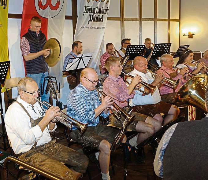 Mit Polkas, Märschen und Walzern unterhielt das Blas- und Tanzorchester Kallenhardt seine Gäste. Für ihre langjährige Treue als Fördermitglied sind (v.l.) Josef Risse, Anneliese Lohn und Paul-Heinz Aust geehrt worden. Fotos: Kloer